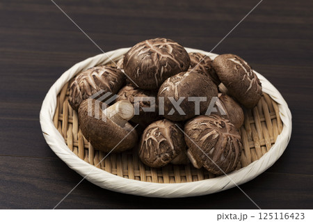 盆ざるに盛ったしいたけ 125116423