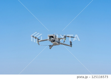 飛行するドローン 125116573