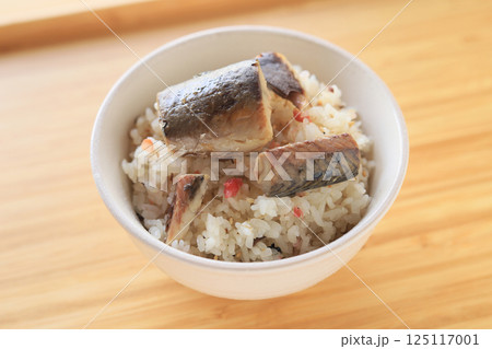 ご飯を楽しむ！さばの水煮と梅干しの炊き込みご飯 125117001
