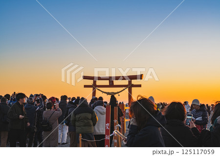 磐田市にある福田海岸から見た初日の出を見る人々の風景(静岡県) 磐田市にある福田海岸から見た初日の出を見る人々の風景(静岡県) 125117059