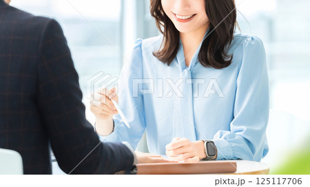 打ち合わせをする男女2人のビジネスマン 125117706