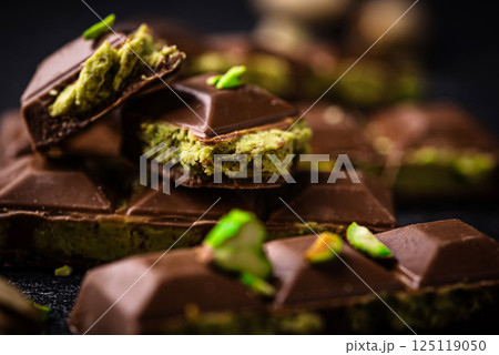 Dubai chocolate with kadayif pistachio filling 125119050