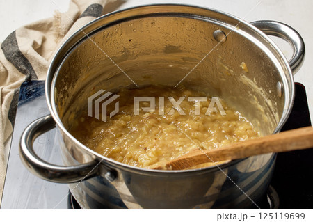 Process of making french onion soup 125119699