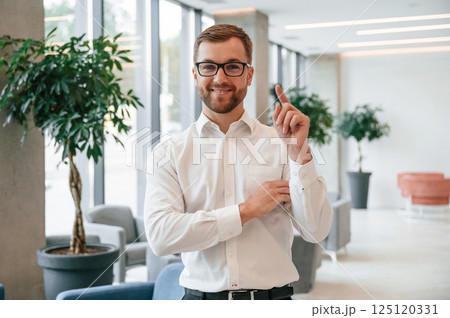 Elegant man in formal clothes is indoors 125120331