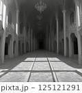 光が差し込む暗い回廊 125121291