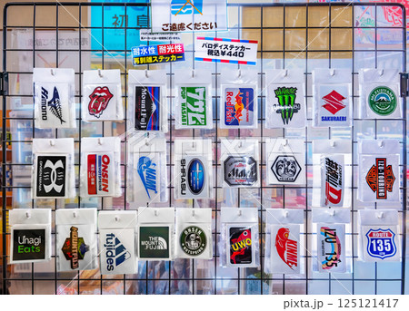 [国内] 熱海のお土産ショップに展示されている有名ブランドロゴの和風パロディステッカー。 125121417
