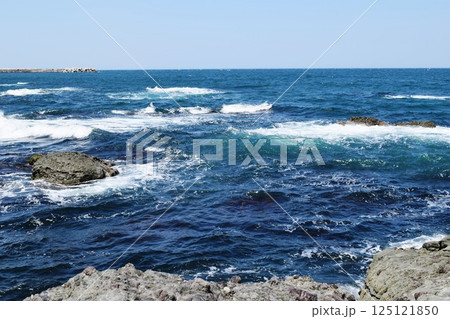 日本海の荒波 庄内海岸 125121850
