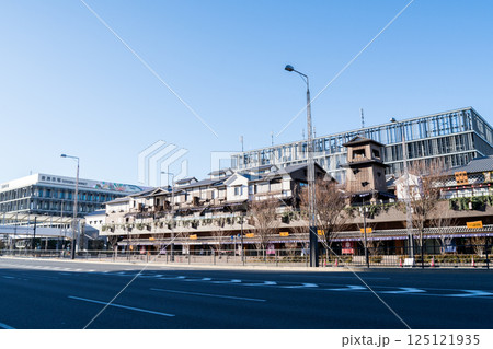 【豊洲市場】早朝の千客万来の商店街 125121935