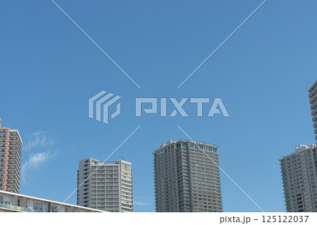 青空に映える高層マンション群 青空に映える高層マンション群 125122037