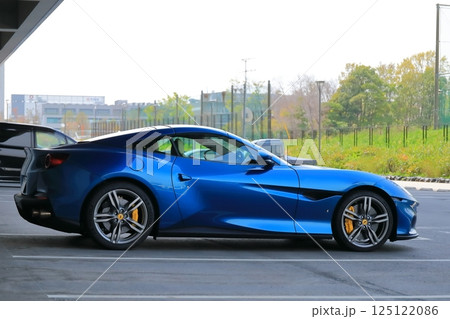 青いスポーツカー　イメージ 125122086