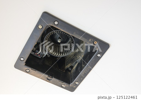 分解清掃中の換気扇（バスルーム） 125122461