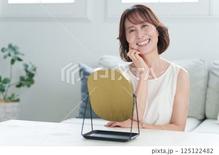 スキンケアをするシニア女性（美容） 125122482