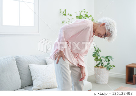 腰痛のシニア女性 125122498