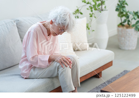 膝が痛いシニア女性 125122499