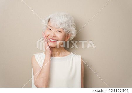 スキンケアするシニア女性 125122501