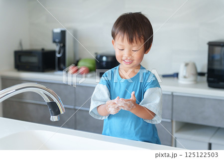 手を洗う子供 125122503