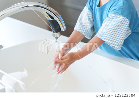 手を洗う子供 125122504