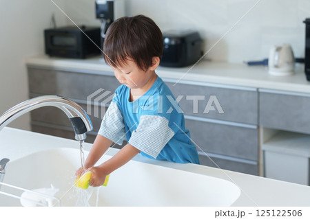 家事をお手伝いする子供 125122506