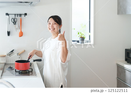 料理する女性(サムズアップ・成功) 料理する女性(サムズアップ・成功) 125122511