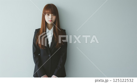 スーツを着た女性　茶髪 125122532