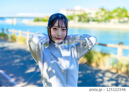 川沿いの街中をウォーキングするかっこいい女性 自分磨き ダイエット 散歩 運動 川沿いの街中をウォーキングするかっこいい女性 自分磨き ダイエット 散歩 運動 125122546