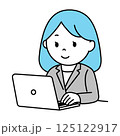 パソコン作業をしているスーツを着た女性 125122917