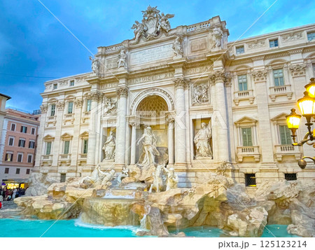 イタリア・ローマ　修復後のトレビの泉 125123214