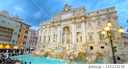 イタリア・ローマ　修復後のトレビの泉 125123216