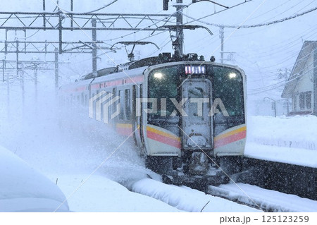 【JR東日本】雪の中のE129系 快速（信越本線：塚山駅） 125123259