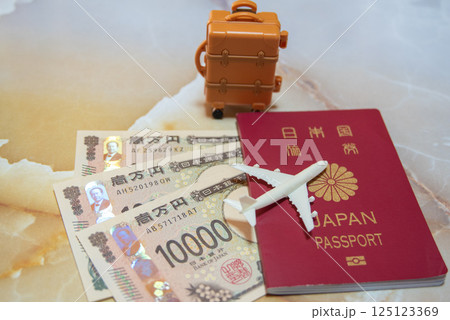 海外旅行イメージ パスポートと現金 海外旅行イメージ パスポートと現金 125123369
