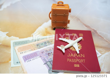 海外旅行イメージ パスポートと現金 海外旅行イメージ パスポートと現金 125123371