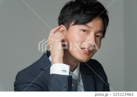 スーツを着た若いサラリーマン スーツを着た若いサラリーマン 125123462