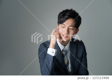 スーツを着た若いサラリーマン スーツを着た若いサラリーマン 125123466