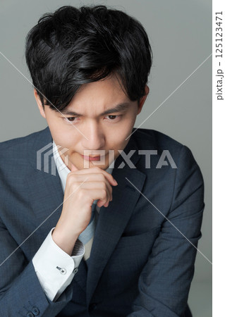 スーツを着た若いサラリーマン 125123471