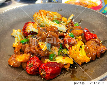 中国料理・干鍋菜花（カリフラワーの鉄鍋焼き） 125123493
