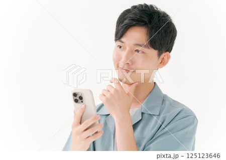 スマホを操作する若い男性 125123646