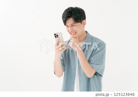 スマホを操作する若い男性 スマホを操作する若い男性 125123648