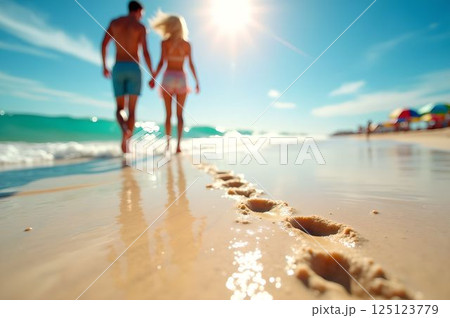 夏のビーチリゾート・カップルが歩く美しい海岸と波打ち際の足跡2　AI生成画像 125123779