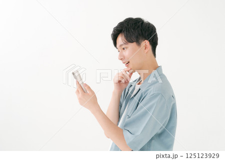 スマホを操作する若い男性 スマホを操作する若い男性 125123929