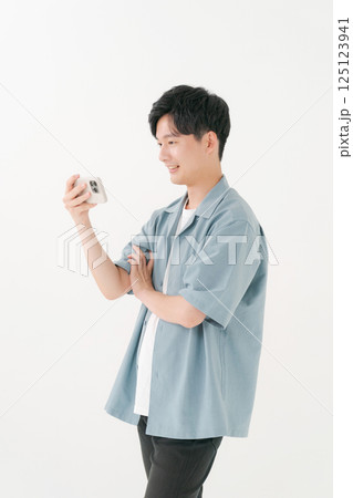 スマホを操作する若い男性 スマホを操作する若い男性 125123941