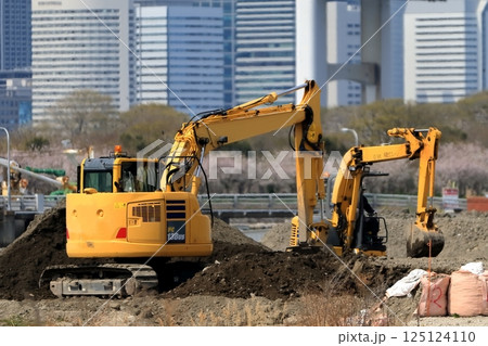 作業中の油圧ショベル（ユンボ）　イメージ 125124110