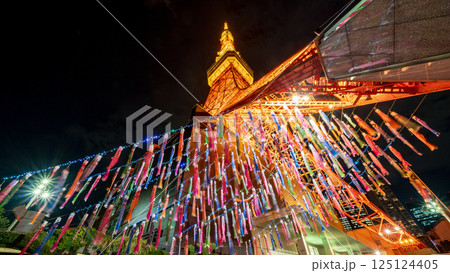 「東京都」東京タワーで泳ぐ鯉のぼり　夜景 125124405