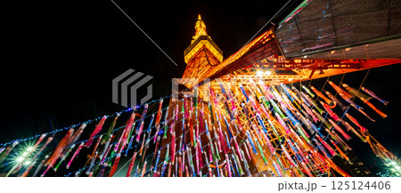 「東京都」東京タワーで泳ぐ鯉のぼり　夜景 125124406