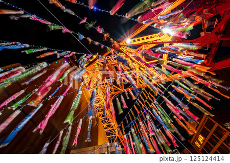 「東京都」東京タワーで泳ぐ鯉のぼり　夜景 125124414