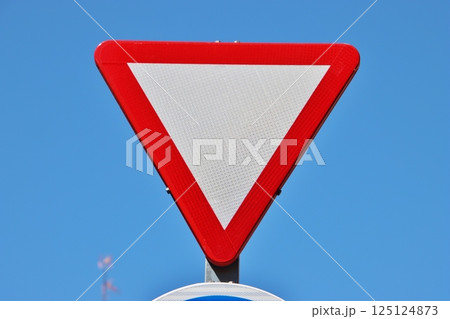 道路標識「ゆずれ」（マドリード） 125124873