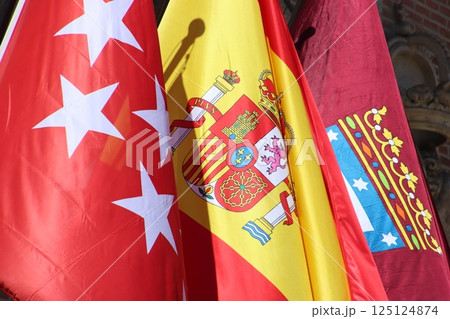 マドリード州旗とスペイン国旗 125124874