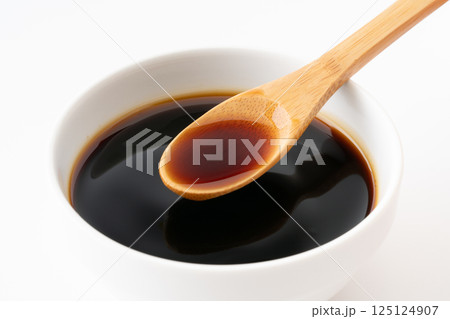 小皿に入った黒酢 小皿に入った黒酢 125124907