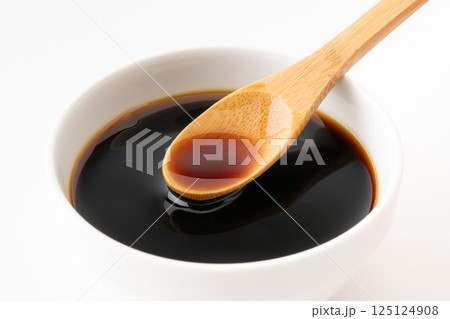 小皿に入った黒酢 小皿に入った黒酢 125124908