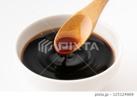 小皿に入った黒酢 小皿に入った黒酢 125124909