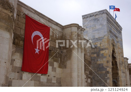 トルコ スルタンハン キャラバン･サライのトルコ国旗 125124924